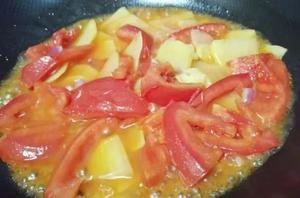 有情有味妈妈菜，西红柿土豆是天生一对的做法 步骤5