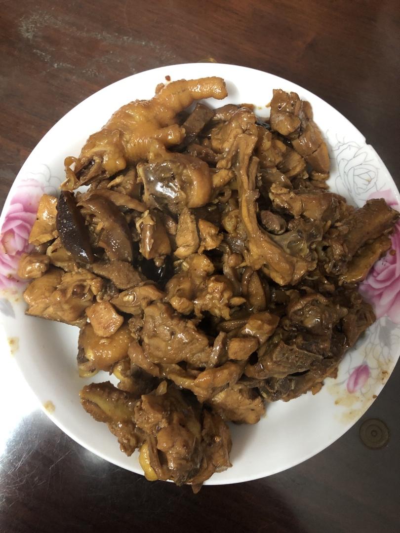 十几年不吃鸡肉的人吃了一盘子的小鸡炖香菇