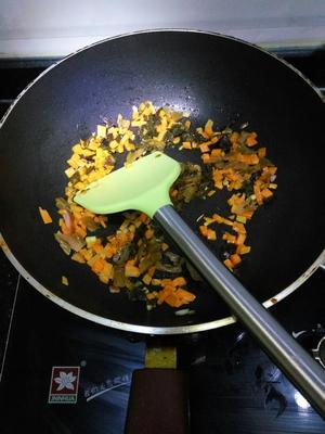 酸菜蛋炒饭的做法 步骤3