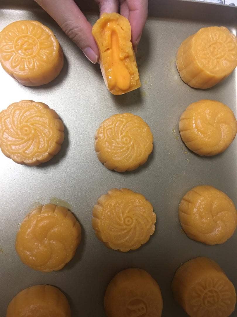 💃奶黄流心月饼——这是可以让你坐稳朋友圈厨霸位置的月饼🥮，没人点赞算我输👎