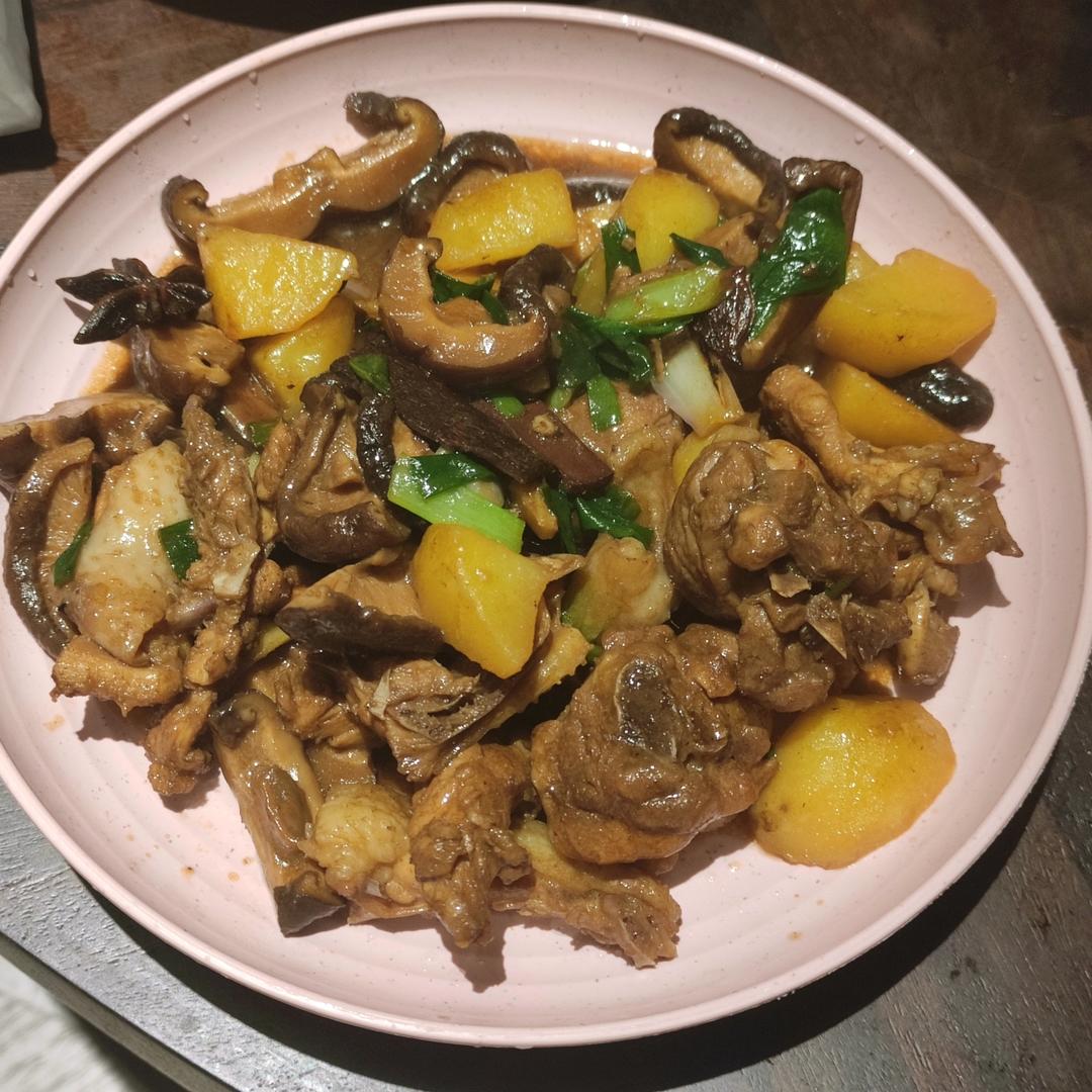 土豆香菇炖鸡腿/鸡块