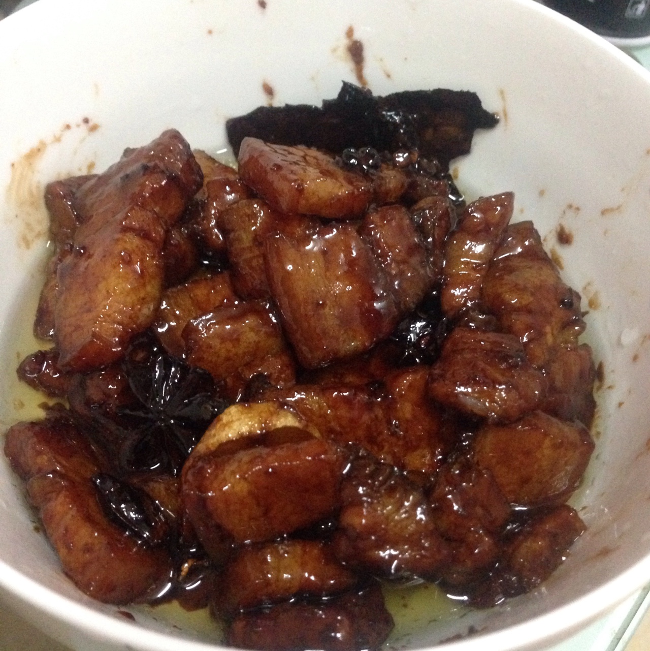 吃着碗里望着锅里的红烧肉