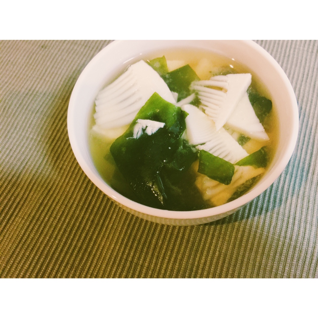 《昨日的美食》之竹笋海带芽味噌汤
