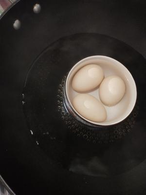 怎样煮出营养价值最高口感又好的水煮蛋（蛋清嫩滑，蛋黄不渣）的做法 步骤1