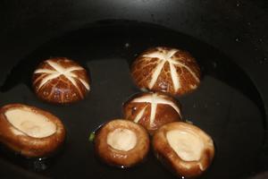 香菇玉米胡萝卜排骨汤营养健康的做法 步骤4