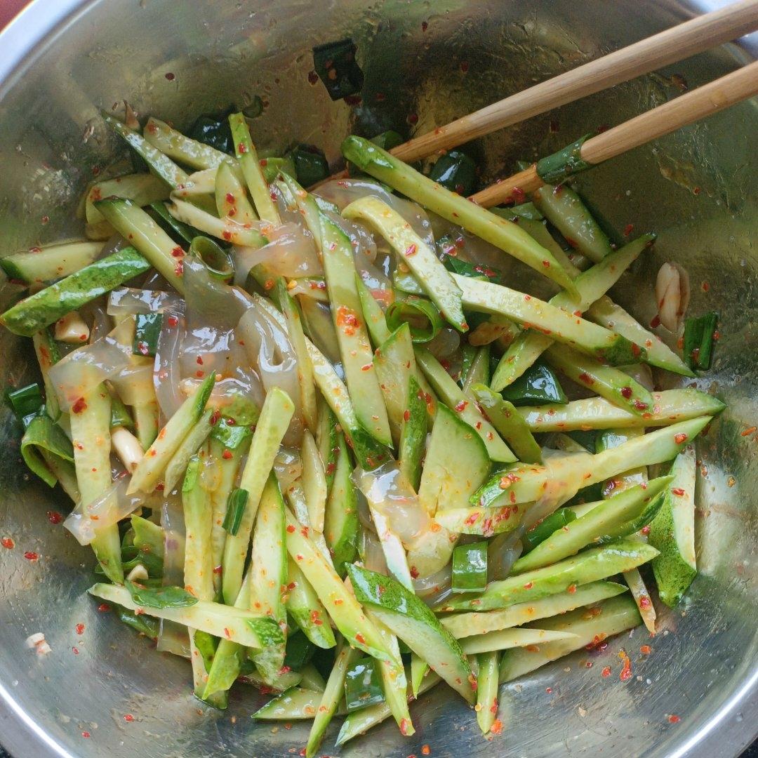 黄瓜拌凉皮