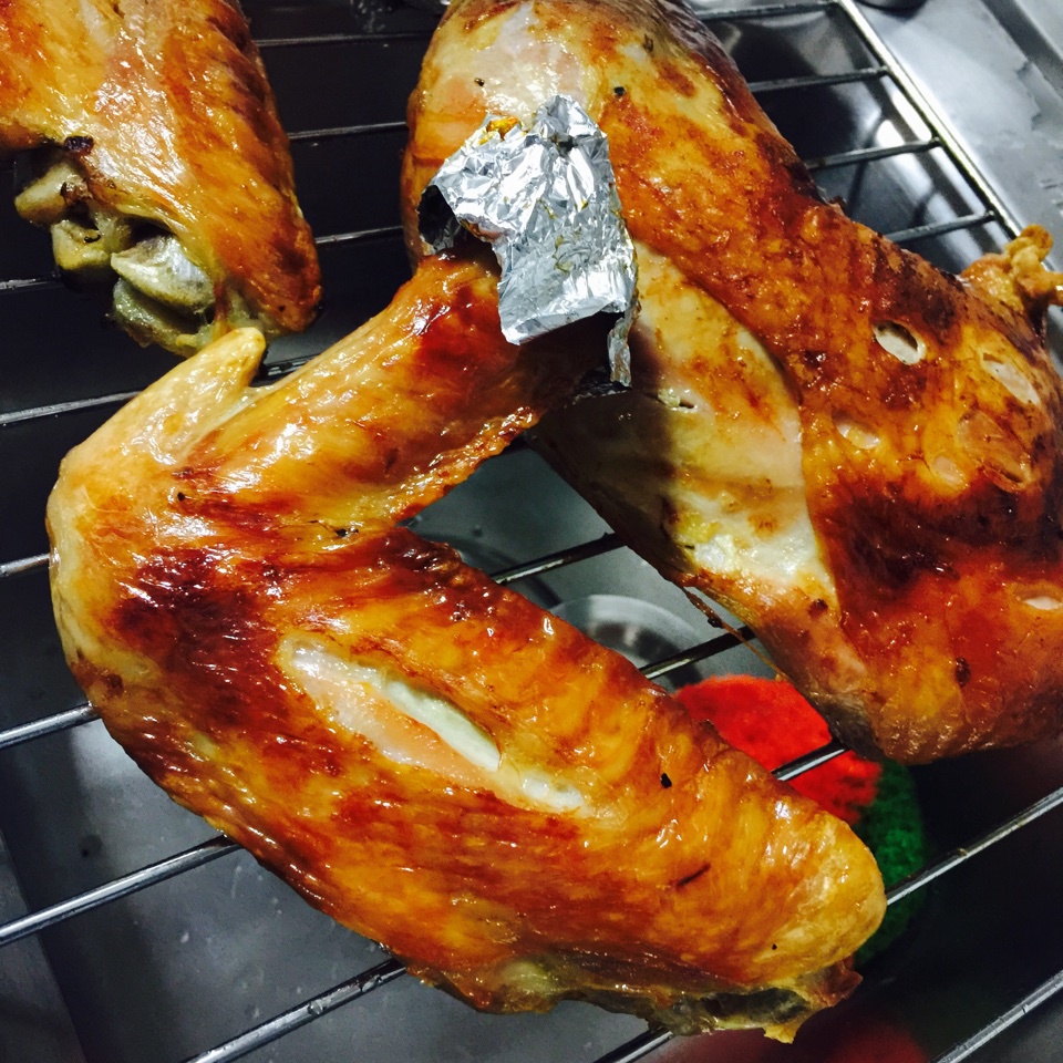 carolyn_mk做的圣诞烤火鸡 火鸡太大,三个人连一个大腿两个翅膀都没吃