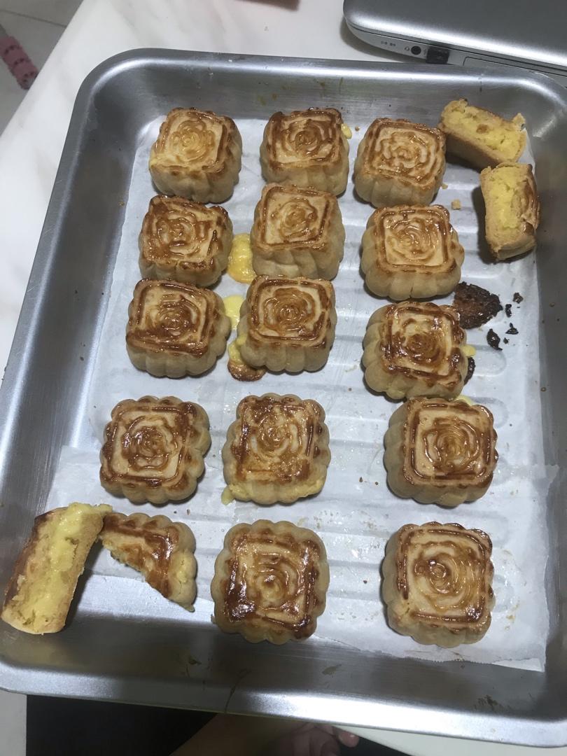 爆浆流心奶黄月饼-咸甜适中入口即化