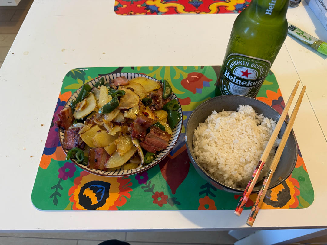百吃不厌的腊肉炒土豆片！荤素主食一锅出~