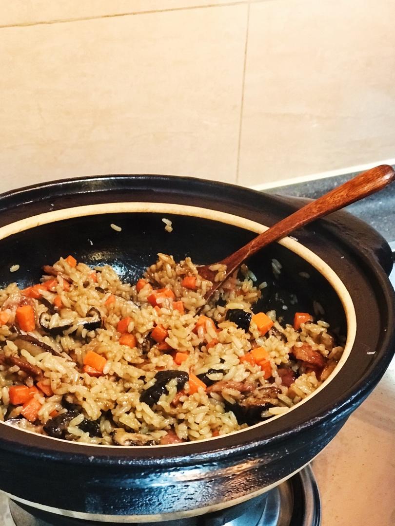 腊肠土豆胡萝卜闷饭。很好吃哟