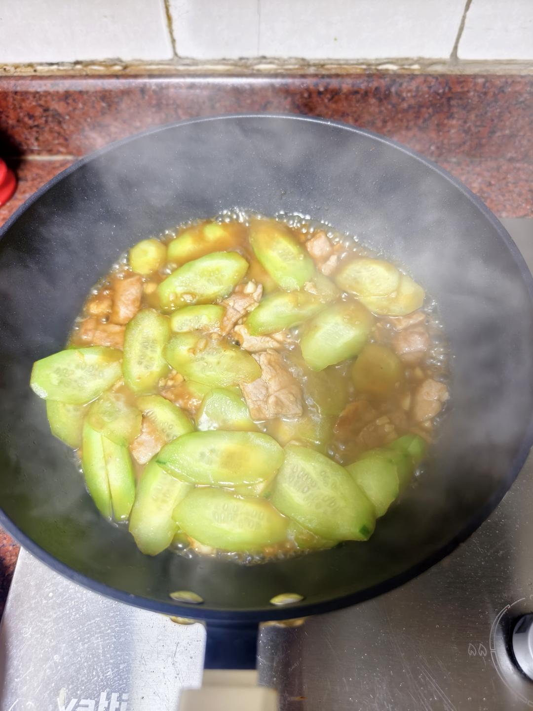 青瓜炒肉片，听说是老一辈才知道的菜！