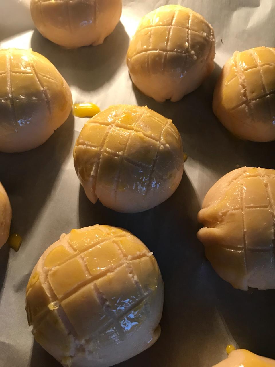 好吃到炸裂的港式菠萝包（附带制作酥皮的小视频）