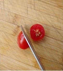 在10秒内把小西红柿切成心形的做法 步骤3