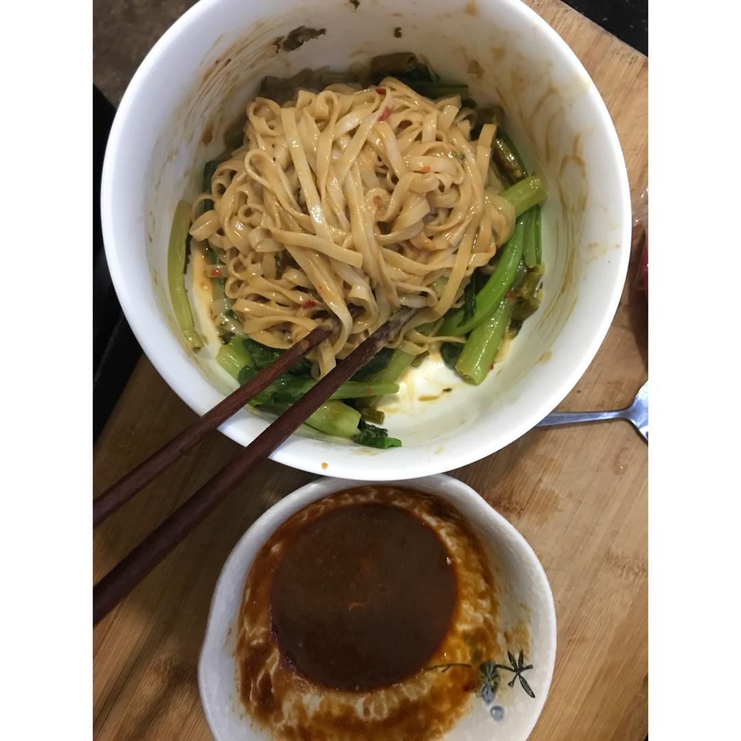 热干面酱汁调法/热干面