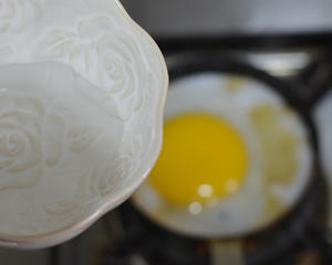 煎鹅蛋-不腥气，营养高，五分钟就能吃上的高颜值蛋蛋～的做法 步骤3