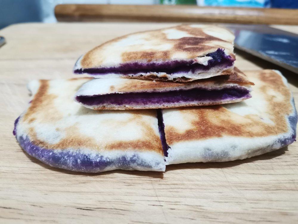 松软的紫薯薄饼