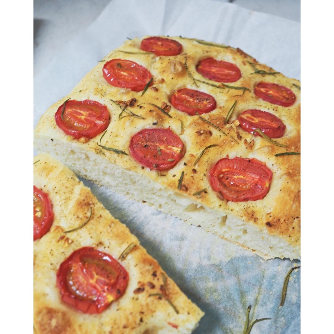 迷迭香番茄青豆佛卡夏Focaccia layered with rosemary tomatoes&peas——北鼎烤箱食谱