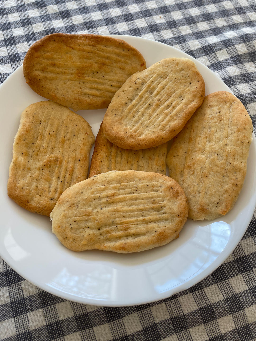 黑椒脆薯饼，一个土豆做一大盘的小零食，哄娃神器，强过薯片百倍