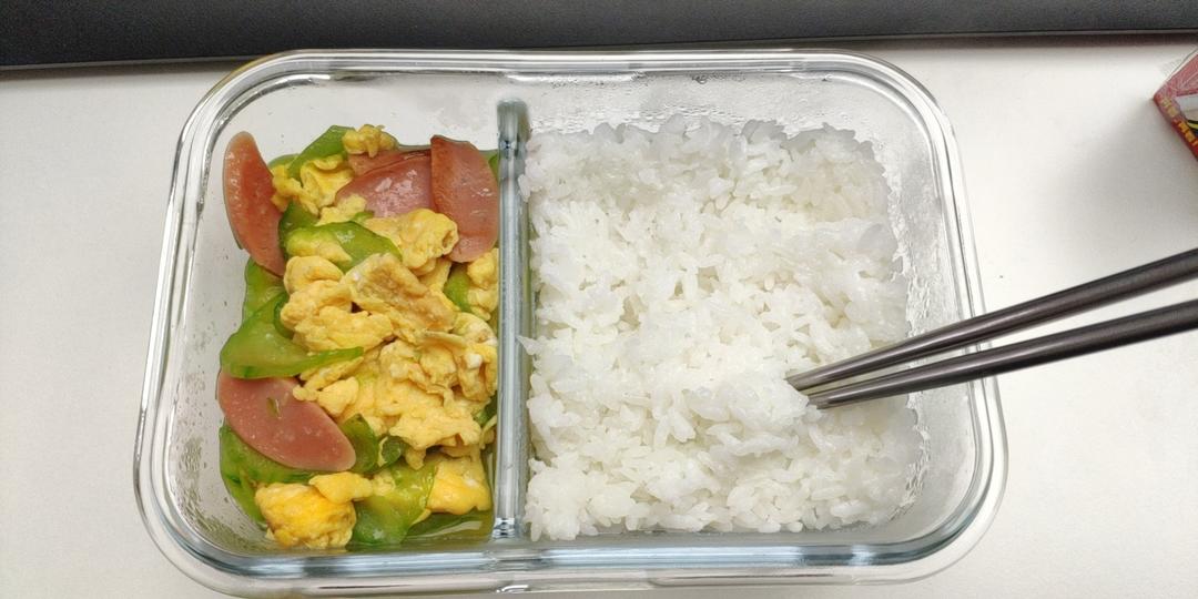 简单便当：黄瓜火腿肠炒鸡蛋的做法
