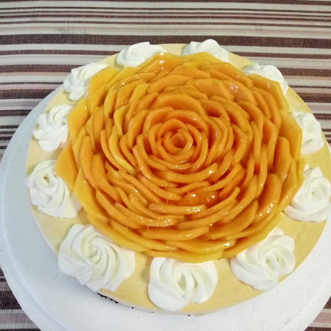 芒果花装饰慕斯蛋糕