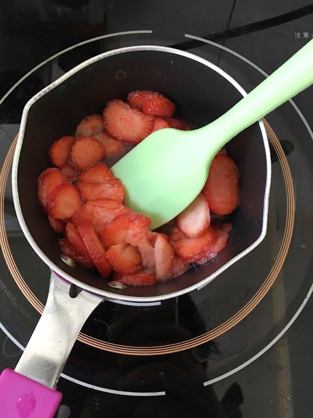 超简单双层草莓果冻🍓的做法 步骤3