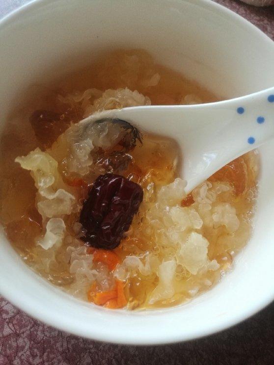 桃胶炖银耳