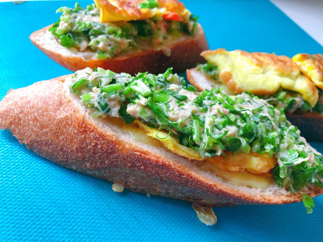 金枪鱼豆苗烤面包片