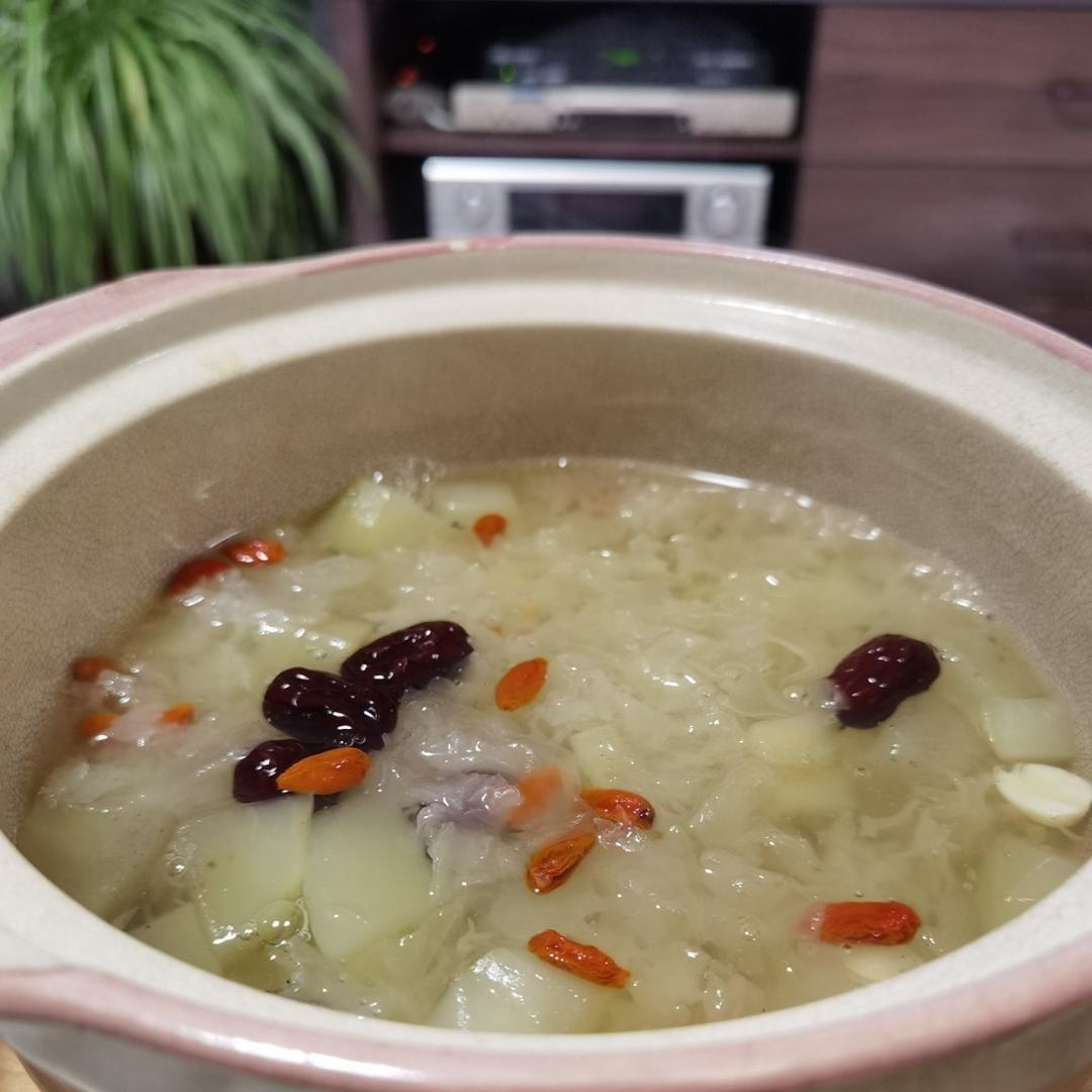 雪莲果银耳红枣莲子羹