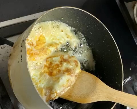 鸡蛋萝卜汤（萝卜这样炖，汤白鲜美，补锌又暖胃）的做法 步骤1