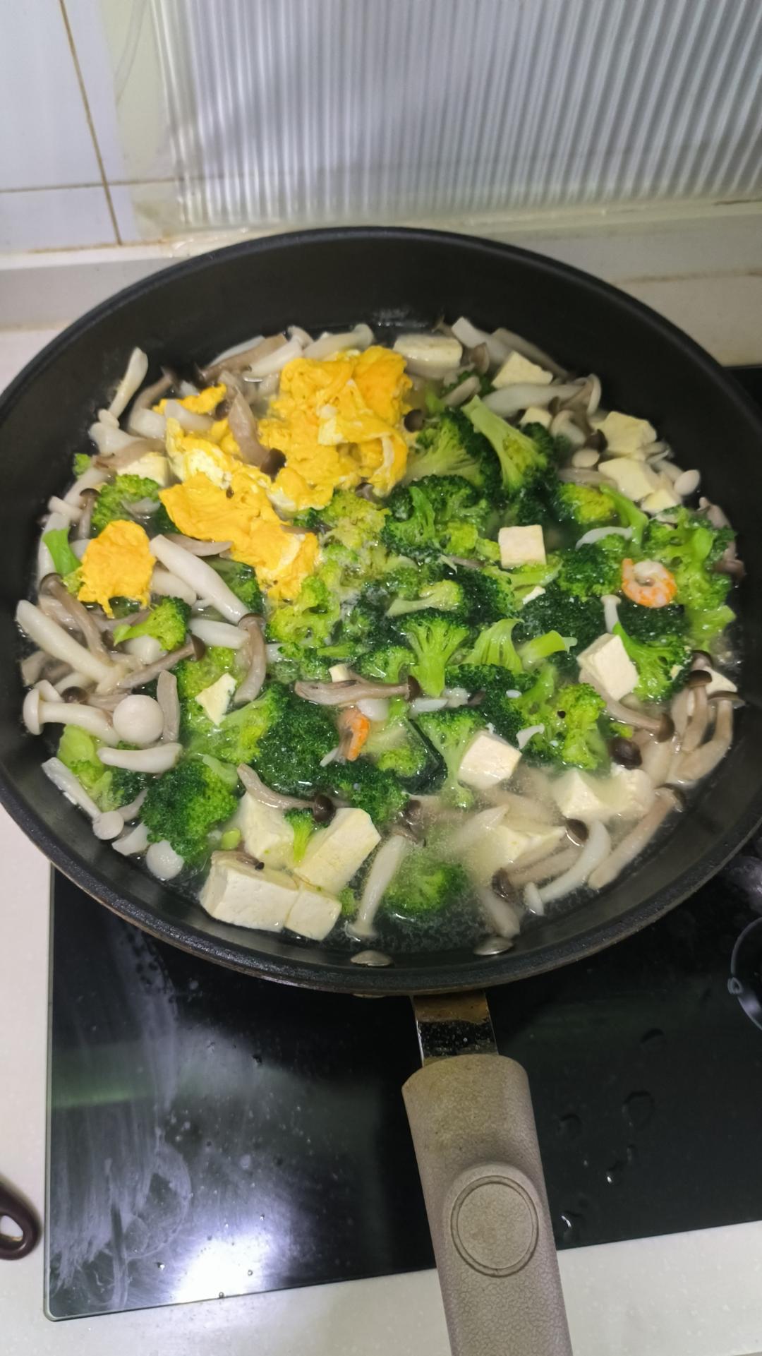 豆腐鲜虾菇菌汤