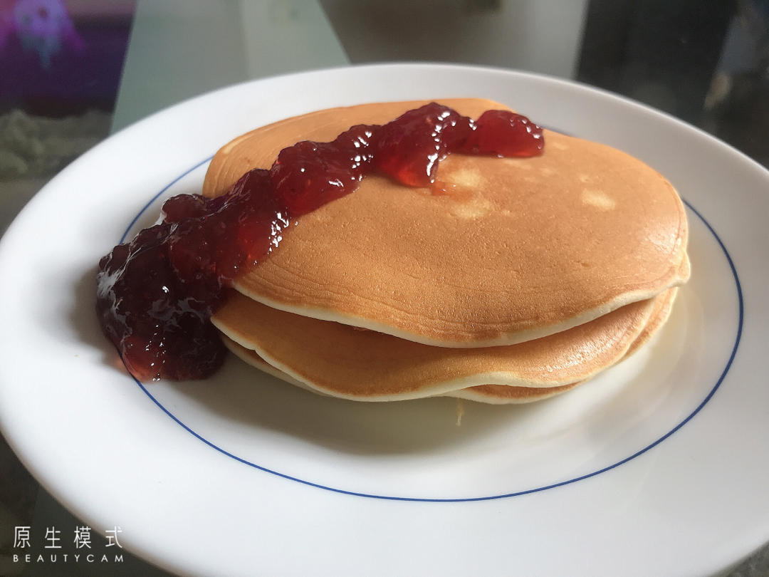 【酸奶松饼yogurt pancake】，搭上黑莓果酱和枫糖的美味。