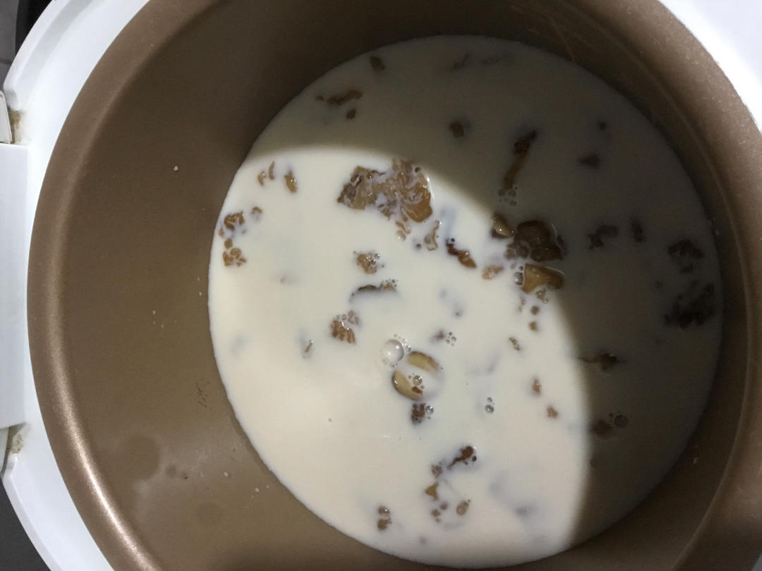 金耳炖桃胶