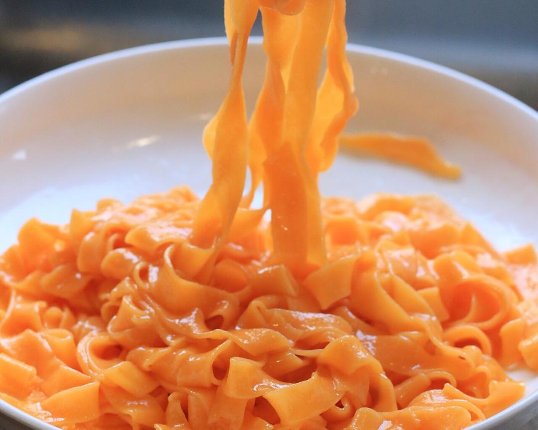 小美无水胡萝卜面条的做法
