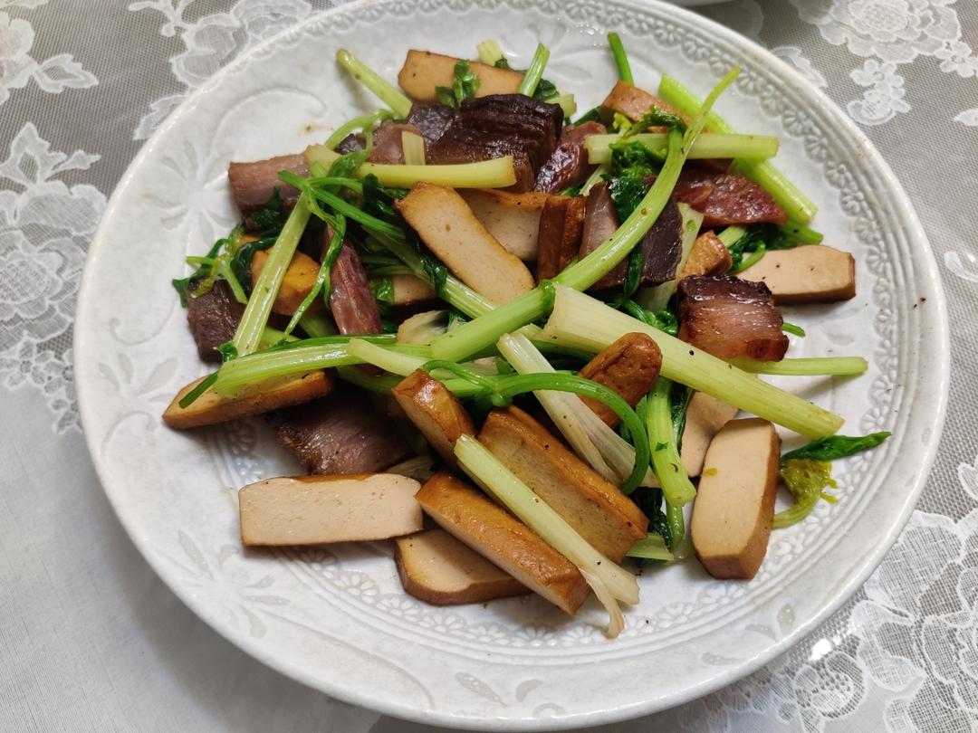 香干芹菜炒四川腊肉