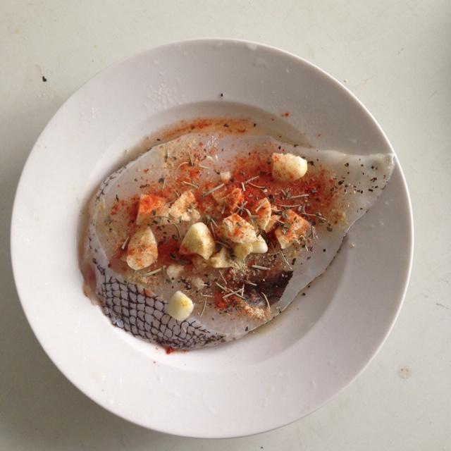蒜煎银鳕鱼的做法 步骤2