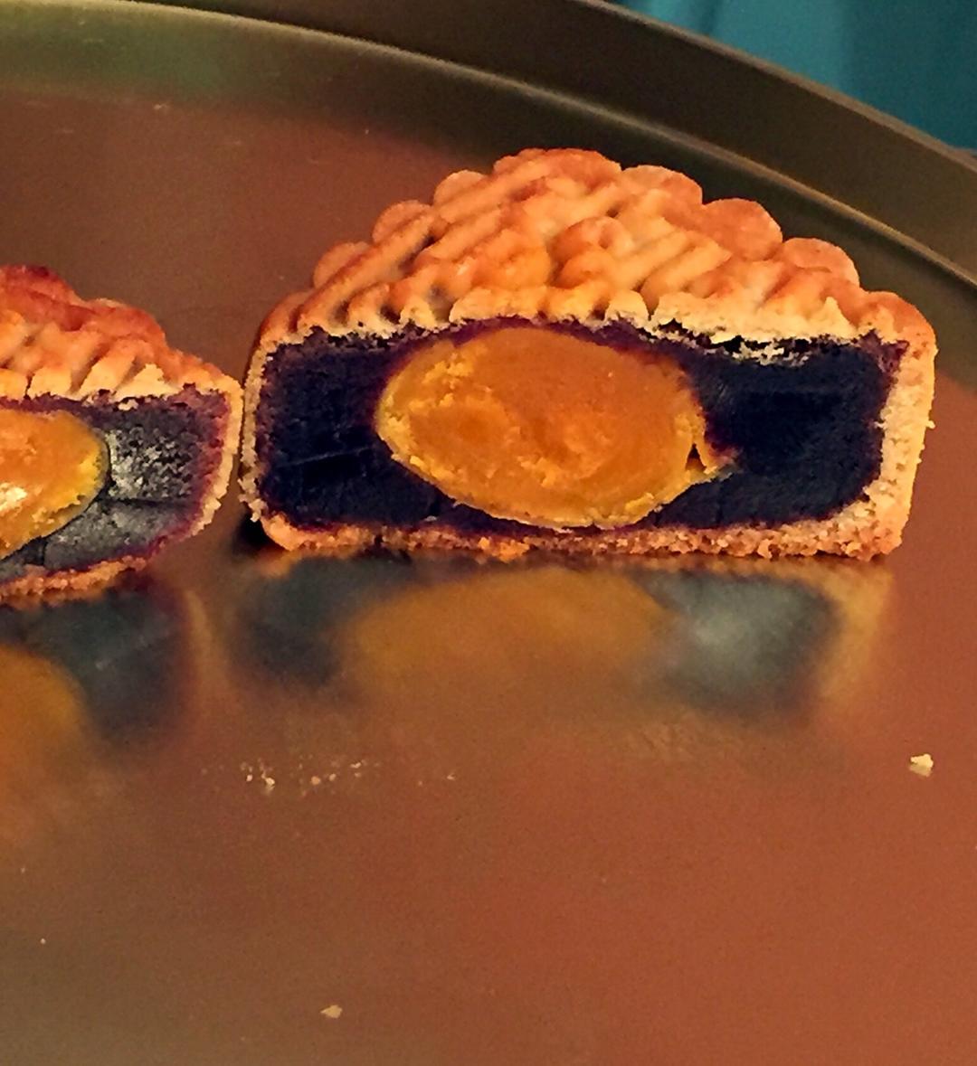 广式月饼—蛋黄莲蓉月饼