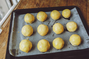 《麻薯香芋蛋黄酥》最简单的包酥法的做法 步骤18