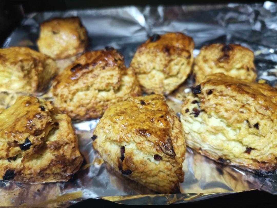 复刻英国女王私人御厨的经典司康：加映Cream Tea 经典吃法 & 如何做出松软內里、酥脆边缘的司康&司康佐醬製作