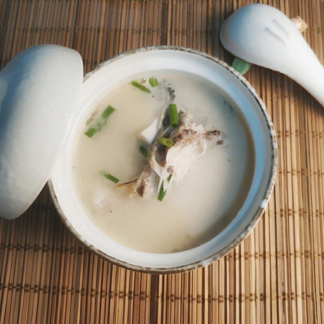 景阳冈打虎好汉菡做的奶白鲫鱼汤