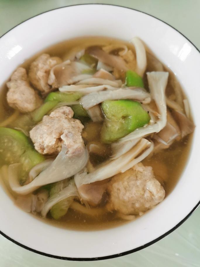 丝瓜肉丸蘑菇汤的做法