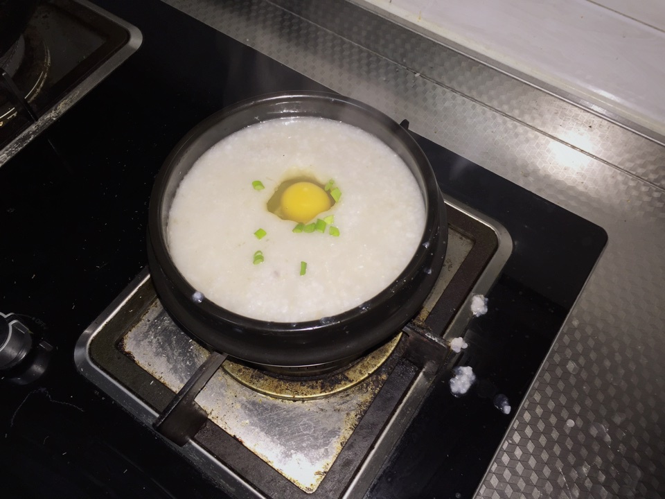 电饭锅版简易窝蛋牛肉粥