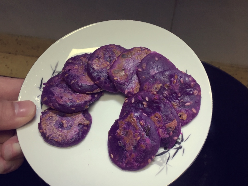 紫薯芝麻小饼（小花家的辅食）的做法