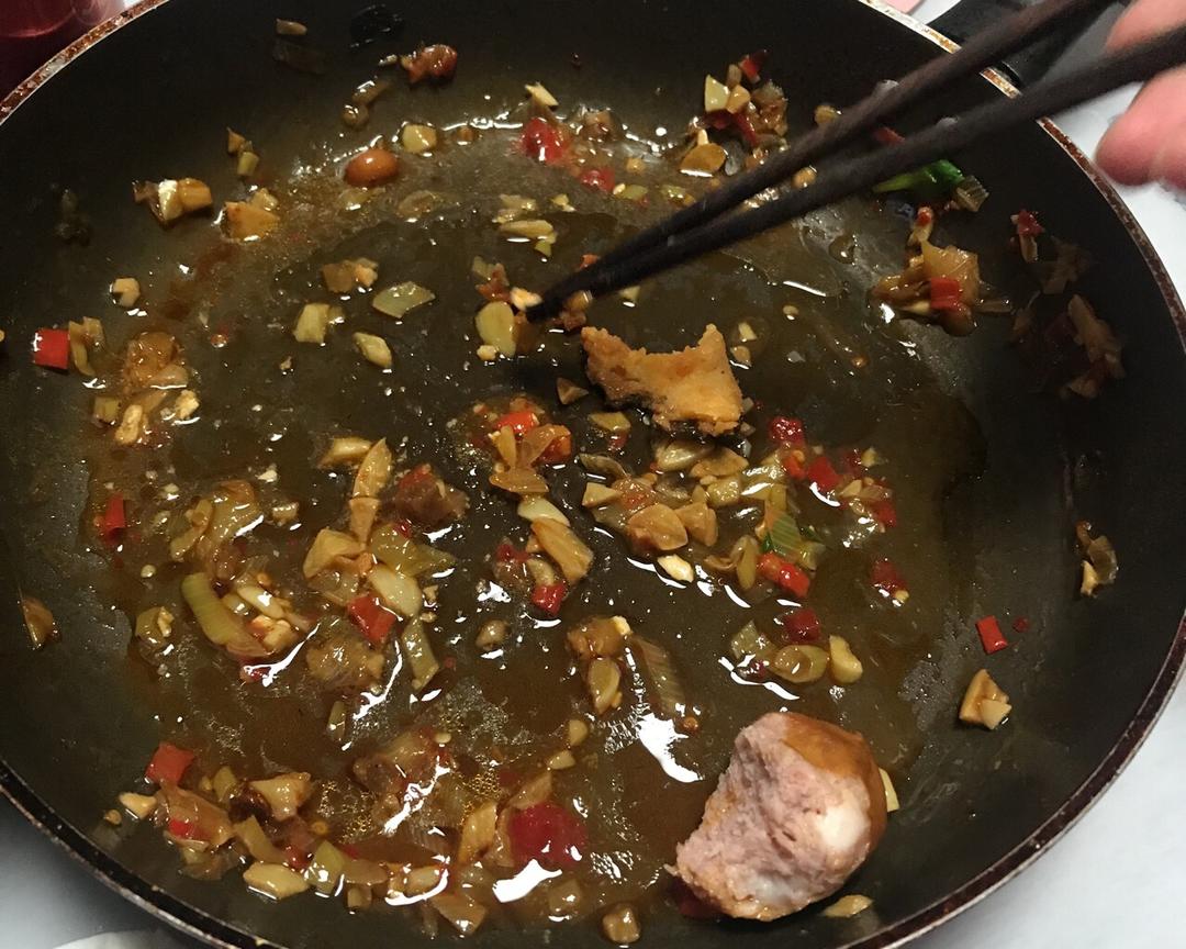 平底锅制作烧烤摊锡纸豆腐金针菇土豆