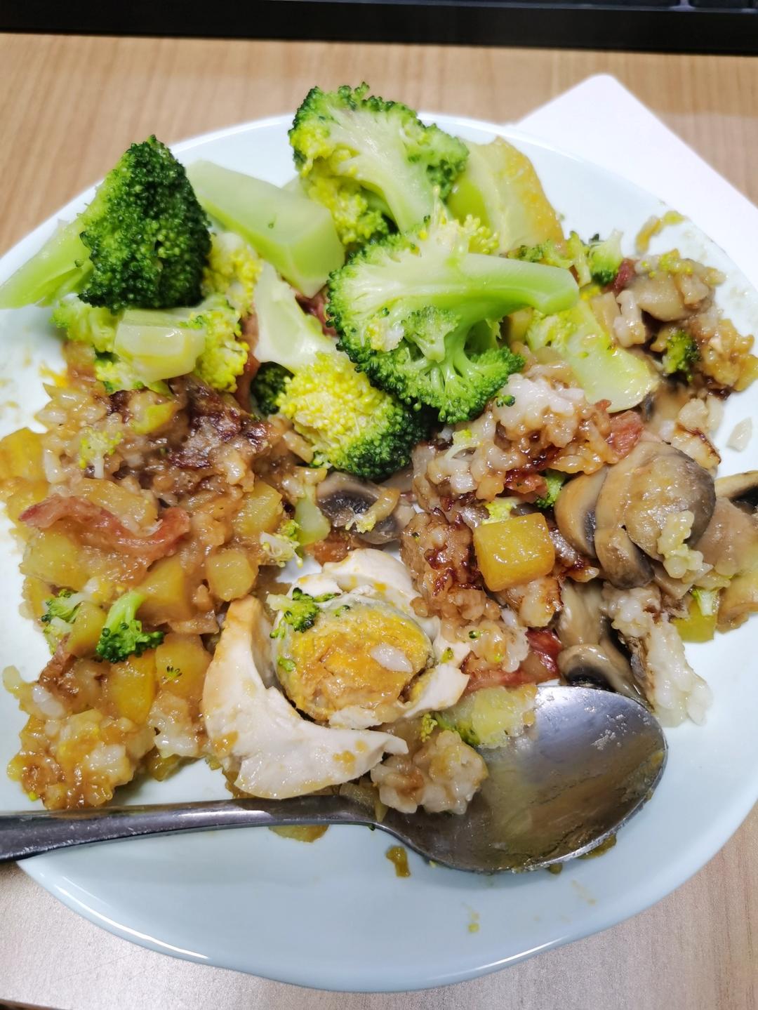 【咸蛋黄煲仔饭】