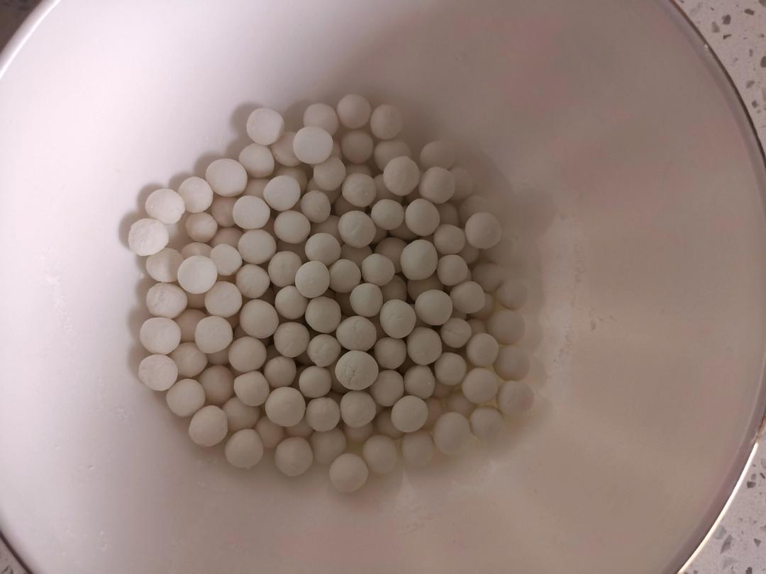 如何快速搓小汤圆且汤圆堆放在一起相互之间不粘连？