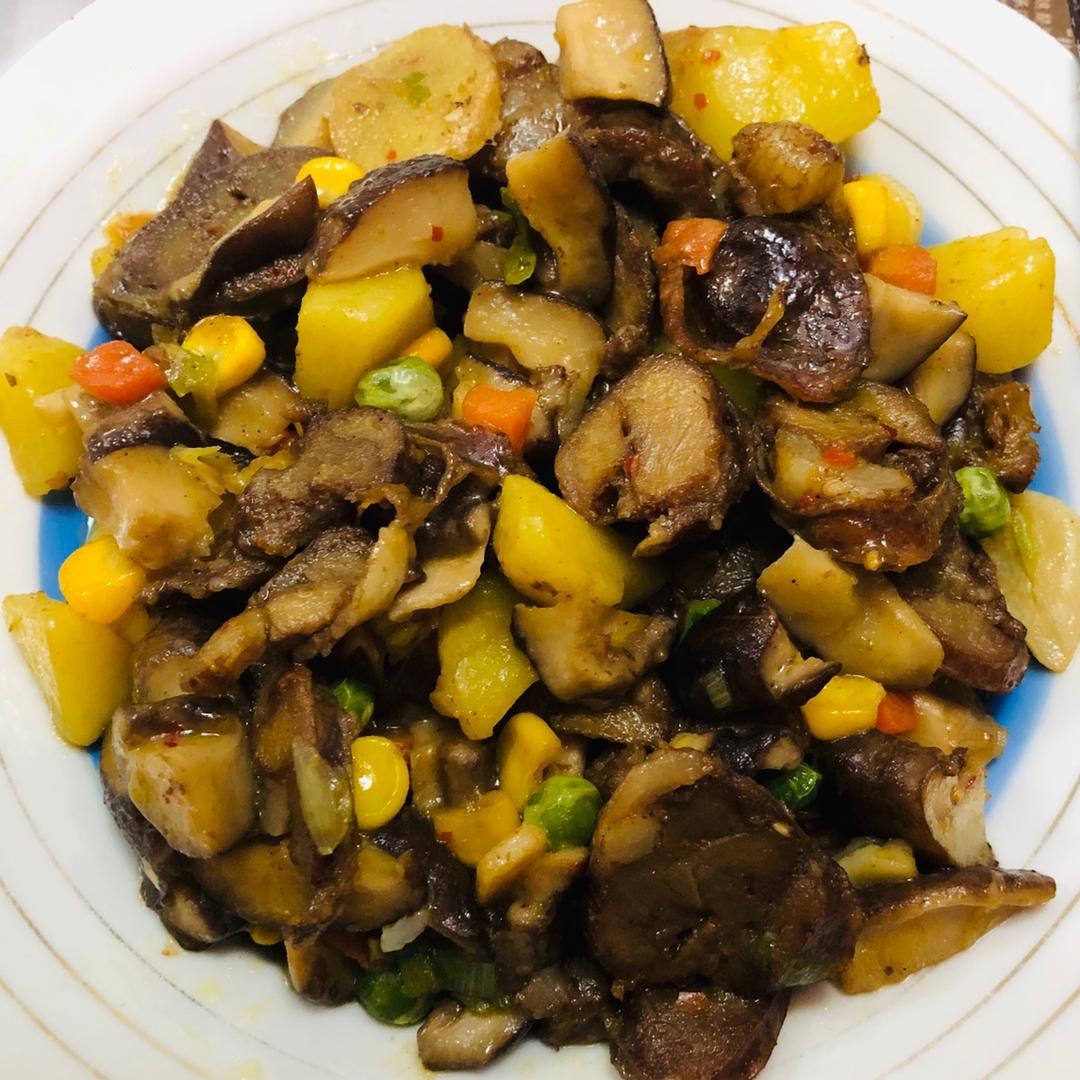 香菇腊肠土豆焖饭