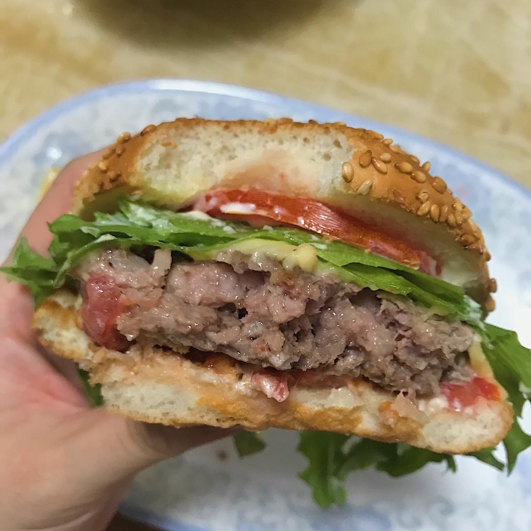 牛肉汉堡 煎出香嫩多汁的牛肉饼