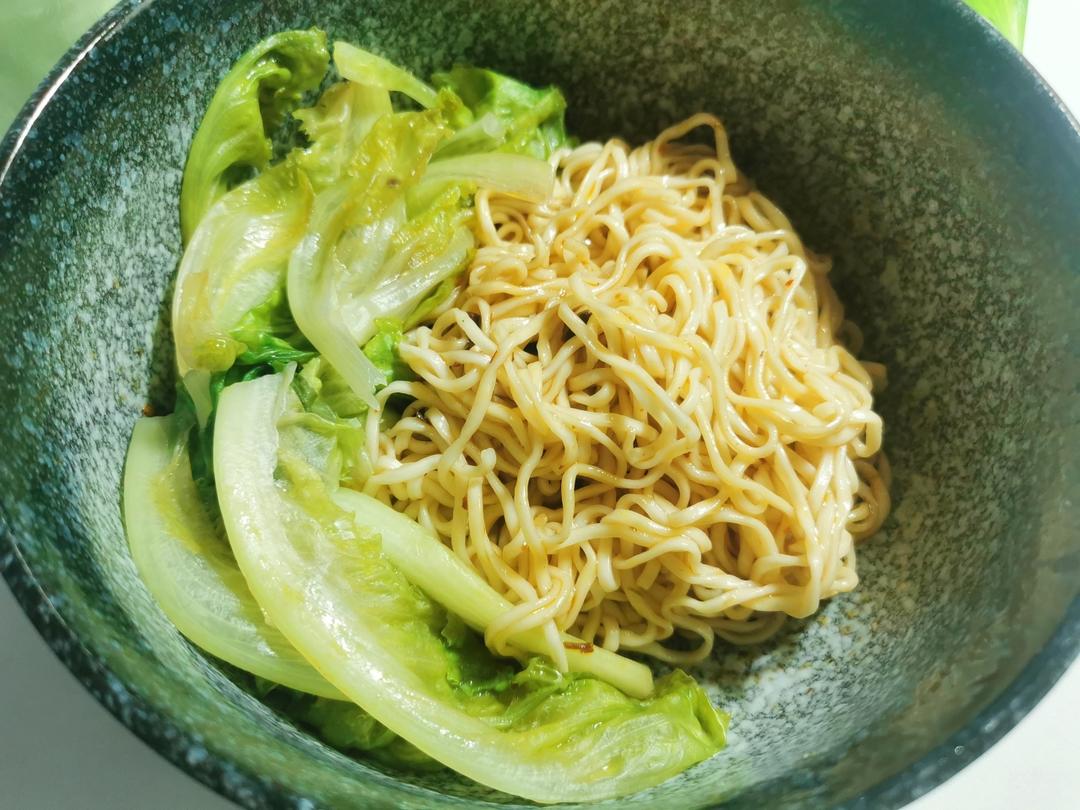 和饭店一样的味道✨耗油生菜捞面的做法