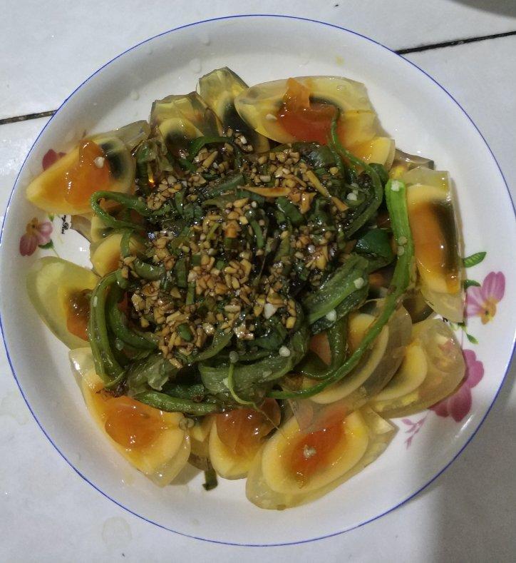 厨师长教你：“烧椒皮蛋”的家常做法，味道棒极了，先收藏起来