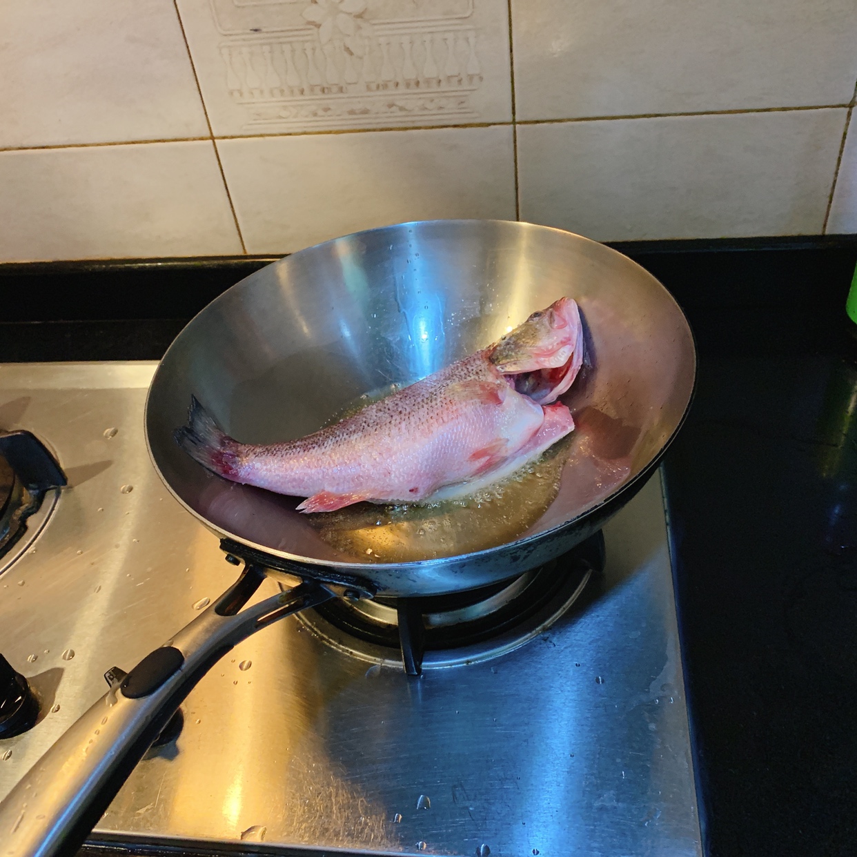 烤鱼-简易版鲈鱼🐟烤箱的做法 步骤1